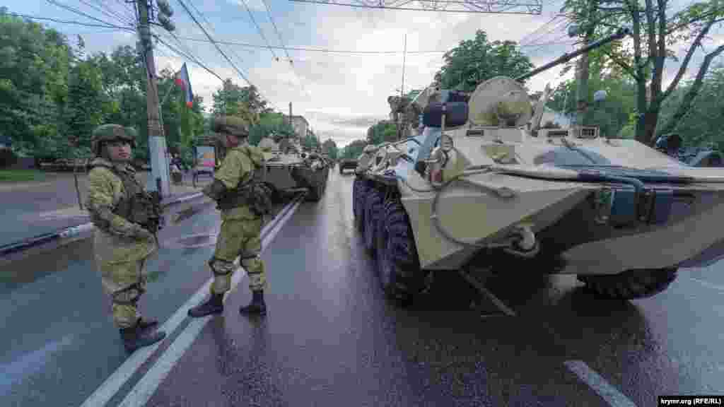 В Симферополе провели первую репетицию российского военного парада, посвященного победе во Второй мировой войне.  В Крыму после аннексии 2014 года отмечают советский и российский праздник «День победы» как праздник победы Красной армии и советского народа над нацистской Германией