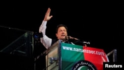 عمران خان د خپل لاریون پر مهال د ګوند پلویانو ته وینا کوي - د نومبر درېیمې انځور.