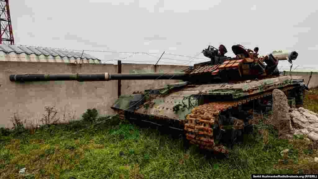 Знищений російський танк неподалік аеропорту «Херсон» у Чорнобаївці, 13 листопада 2022 року