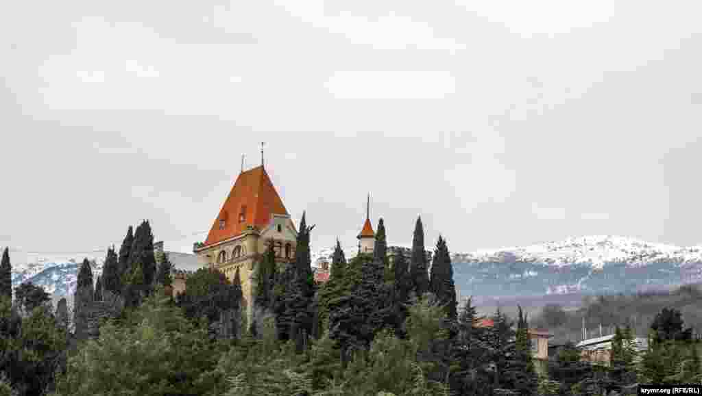 Дворец княгини Гагариной в поселке Утес на фоне заснеженных Крымских гор. Как дворец и территория вокруг него выглядит сейчас – смотрите в этом фоторепортаже