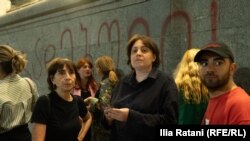 ელენე ხოშტარიამ რუსთაველის გამზირზე შიმშილობა დაიწყო და საზოგადოებას რევოლუციისკენ მოუწოდა.