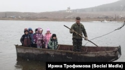 Дети из забайкальского села Кайдалово добираются до школы на лодке