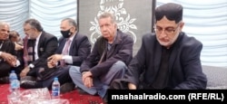 د ورکو بلوڅانو په اړه د پلټونکي کمېشن مشري سردار اختر مېنګل (له ښي لوري لومړی) کوي چې پکې پخوانی سېنېټر افراسیاب خټګ (دویم) او نور سیاستوالان هم شامل دي - پخوانی انځور.