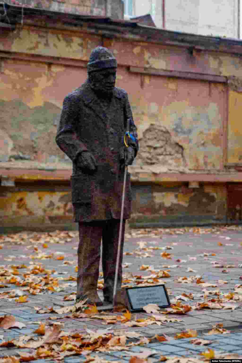 Пам’ятник Анатолію Малишевському. Близько 20 років дідусь із вадами зору за будь-якої погоди приходив на одне й те саме місце і співав. Тепер на цьому місці пам’ятник. Вулиця Суворова