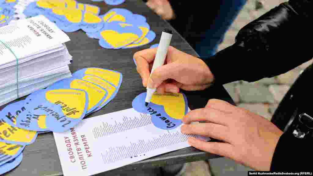 Учасники акції писали імена політичних в'язнів на сердечках у кольорах українського прапора