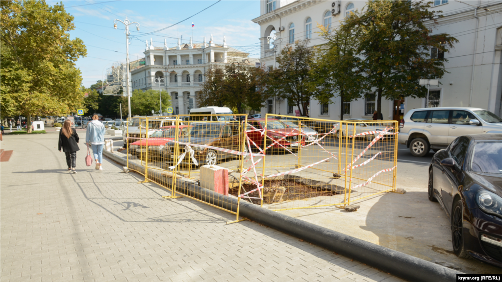 Земляные работы возле гостиницы «Севастополь» на проспекте Нахимова