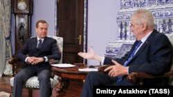 Дмитро Медведєв (ліворуч) та Мілош Земан під час зустрічі в резиденції «Горки», 22 листопада 2017 року