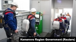 Участники спасательной операции в угольной шахте "Листвяжная" в Кемеровской области