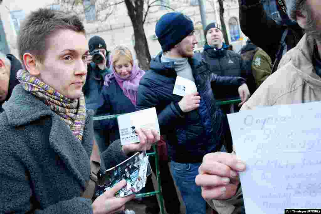 Невеста Дмитрия Путенихина Ирина Ахмадулина раздавала открытки с адресом Генпрокурора РФ и требованием немедленного освобождения Дмитрия. 