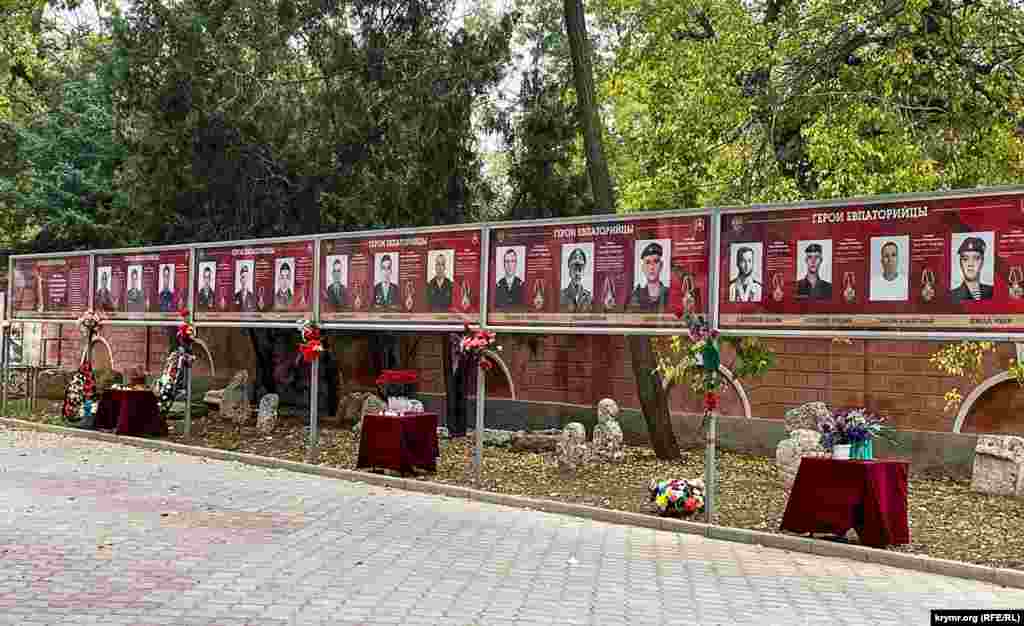 На этой улице, у входа в местный краеведческий музей, устроили выставку «Герои евпаторийцы». Ее экспонаты – 16 портретов уроженцев курорта, погибших на территории Украины во время так называемой «СВО», то есть полномасштабной войны России против Украины. На первом стенде с изображением известного советского монумента о победе в Сталинградской битвы «Родина-мать зовет!» (он установлен на Мамаевом кургане в российском Волгограде), поясняется цель выставки – «дань уважения и благодарности героям нашего города».