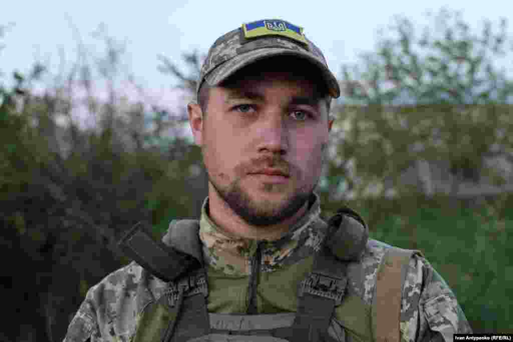 Военнослужащий 35-й бригады с позывным «Лось». Парень говорит, что по своему желанию выбрал именно эту бригаду морской пехоты. Он служит уже 6 месяцев. «Когда мы не на выходе, мы всегда учимся. В реальном бою труднее всего, когда нападаешь, закрепляешься, а потом приходится держать оборону. А вообще наступать, конечно, сложнее», – говорит боец