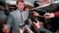 Генерал Александр Лебедь отвечает на вопросы российских журналистов после переговоров в Чеченской Республике Ичкерия. Сентябрь 1996 года. Фото: Александр Неменов