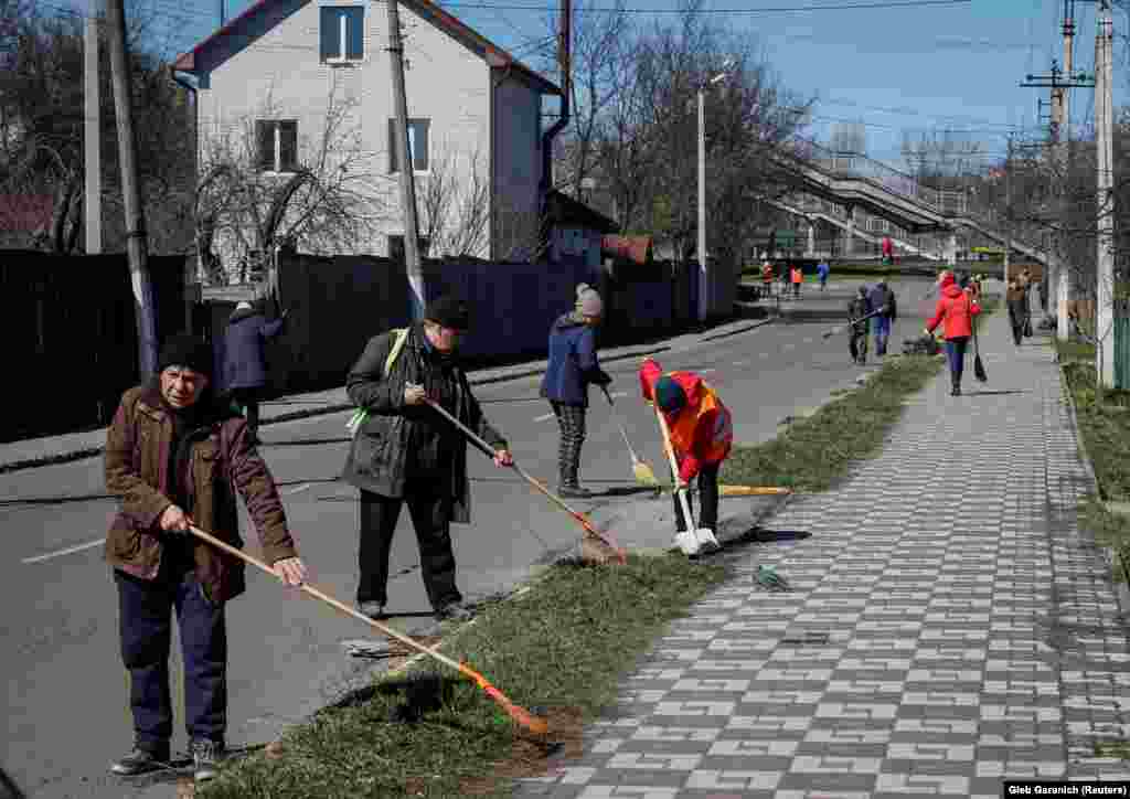 Хоча вулиці у Бучі були очищені від сміття, а чимало будинків відремонтовані, – жителі кажуть, що часу на подолання глибоких психологічних ран, яких завдала агресія Росії, треба кілька поколінь