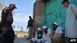 د شماریاتو ادارې یو کارکوونکی په بنو کې د سرشمېرنې لپاره معلومات غونډوي - د مارچ ۱۴مې انځور.