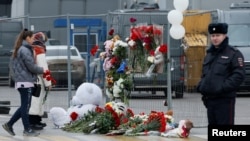 Стихийный мемориал у "Крокус Сити Холла", 22 марта 2024 года