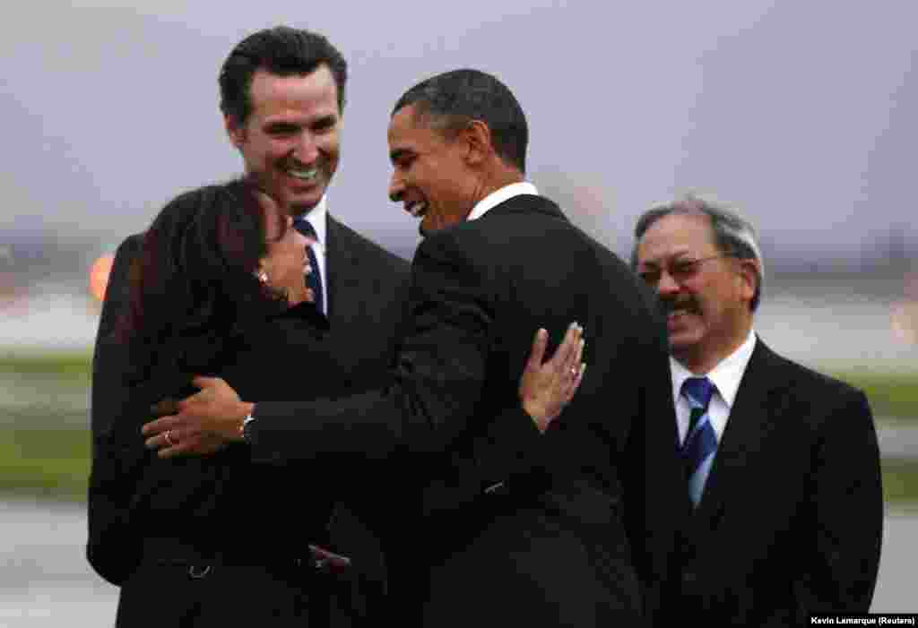 27 февраля 2011 года. Президент США Барак Обама тепло приветствует генерального прокурора штата Калифорния Камалу Харрис. Во встрече участвуют тогдашний вице-губернатор Калифорнии (ныне губернатор) Гэвин Ньюсом (второй слева) и мэр Сан-Франциско Эдвин Ли (справа). Харрис начала свою карьеру с должности окружного прокурора в Сан-Франциско, где работала в 2004-2011 годах, после чего была назначена прокурором штата.  