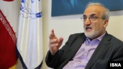 رضا ملکزاده، عضو هیئت علمی دانشگاه علوم پزشکی تهران که به طور اجباری بازنشسته شده است