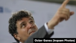 Cotat de sondajele de opinie cu cele mai mari șanse de a recuceri Primăria București, Nicușor Dan a fost pus în fața unei campanii împotriva sa cu un document care vorbeste despre colaborarea sa cu Securitatea când era elev. Documentul este un fals, spun experții.