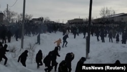 Во время протеста возле суда в городе Баймак республики Башкортостан, 17 января 2024 года