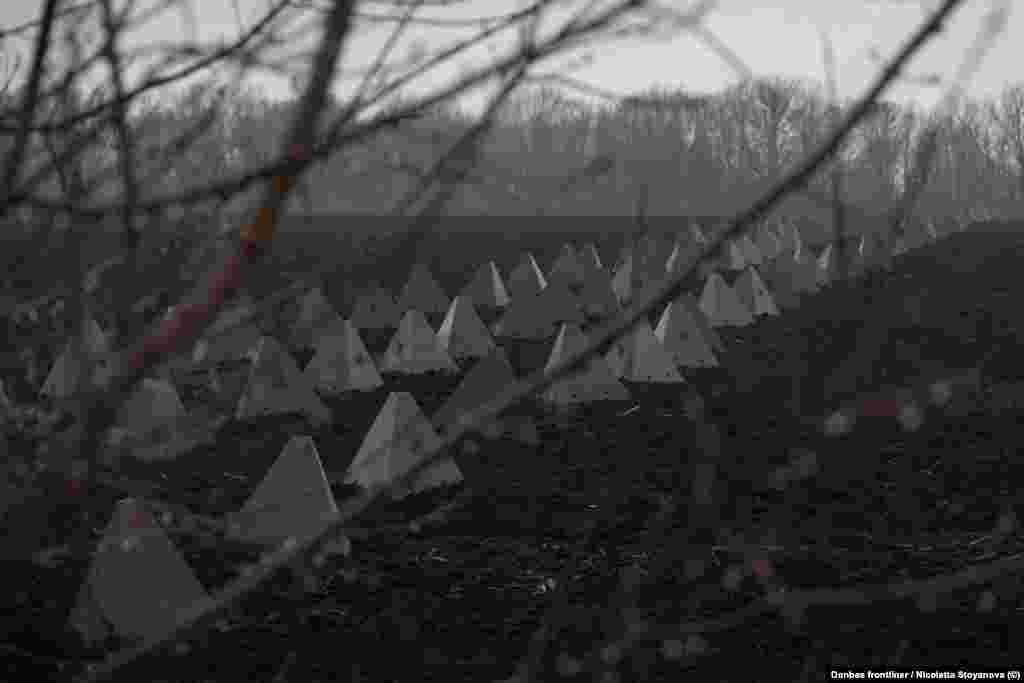 Лінія протитанкових «зубів дракона» стоїть перед лабіринтами траншей