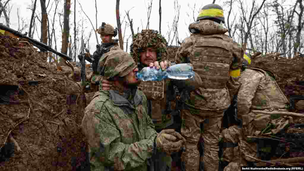 Військові 10-ї окремої гірсько-штурмової бригади «Едельвейс» під час штурму ворожих позицій взяли в полон військового російської армії. За словами полоненого, їм чотири дні не привози їжі і воду на позиції