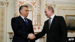 Виктор Орбан (слева) и Владимир Путин