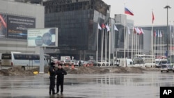 Российские силовики стоят у концертного зала «Крокус Сити Холл» в городе Красногорск под Москвой