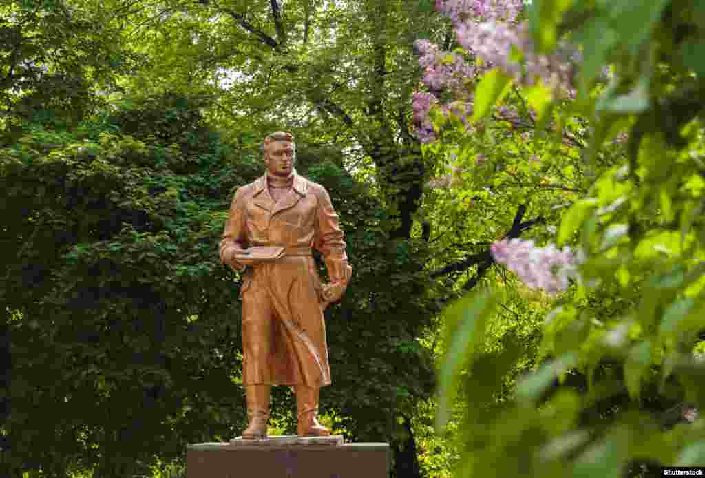 Памятник советскому лётчику-испытателю Валерию Чкалову в Киеве на недатированной фотографии. Когда был сделан снимок, неизвестно. Памятник снесли в феврале 2023 года  
