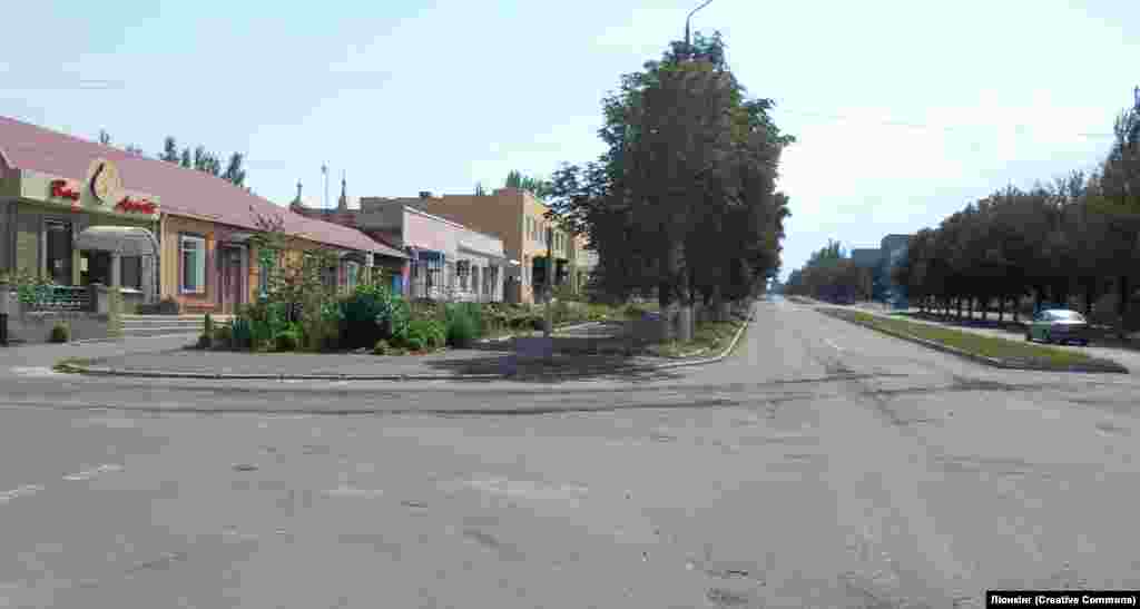 Магазины, которых в Марьинке уже нет. Фотография сделана в августе 2014 года.  "Я не могла себе представить, что в Марьинке скоро не останется ни одного жителя, ни одного уцелевшего дома", – говорит Алена Гром