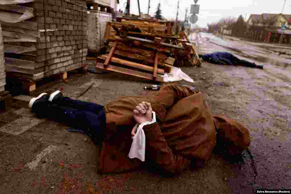 Буча, фото від 3 квітня 2022 року Коли російські війська після 33-денної окупації були вимушені відступити з Бучі, яка фактично є передмістям Києва, то Україна і світ побачили сцени жаху, які неможливо забути. Тіла убитих цивільних, деякі зі зв’язаними за спиною руками, лежали на вулицях. Ці фотосвідчення опублікували всі світові інформаційні агенції. Буча стала символом воєнних злочинів Росії 