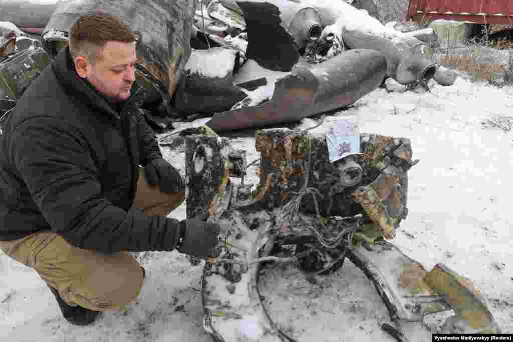 Сотрудник Харьковской прокуратуры Дмитрий Чубенко рядом с фрагментом баллистической ракеты, которая, по мнению Украины, была создана в Северной Корее, а затем поставлена в Россию для обстрела украинских территорий. 5 января советник президента Украины Михаил Подоляк заявил, что Россия впервые с начала полномасштабного вторжения совершила обстрел Украины ракетами, поставленными Северной Кореей. Россия "нападает на украинцев при помощи ракет, полученных у государства, где граждан мучают в концлагерях за незарегистрированное радио, разговор с туристом, просмотр сериалов", – написал Подоляк в соцсети Х (бывший твиттер).