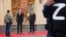 Фигуры Владимира Путина и Си Цзиньпина у магазина сувениров в центре Москвы, май 2024 года