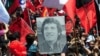 Портрет Виктора Хары на похоронах в 2009 году. Тело певца было захоронено властями в безымянной могиле 36 лет, после чего найдено и перезахоронено