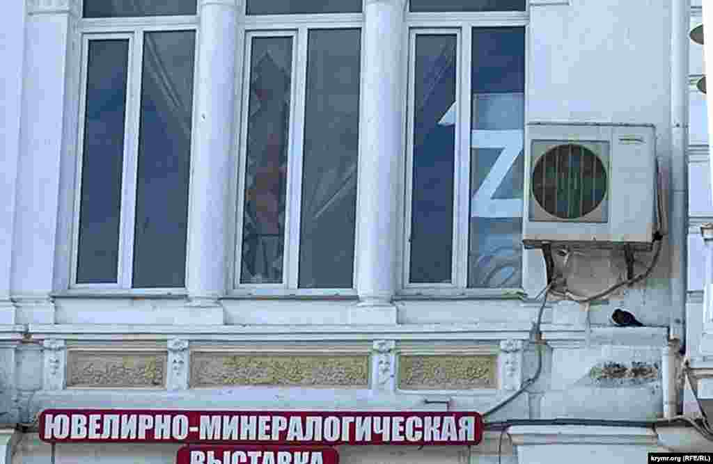 «Победное» окно затянуто прозрачной пленкой