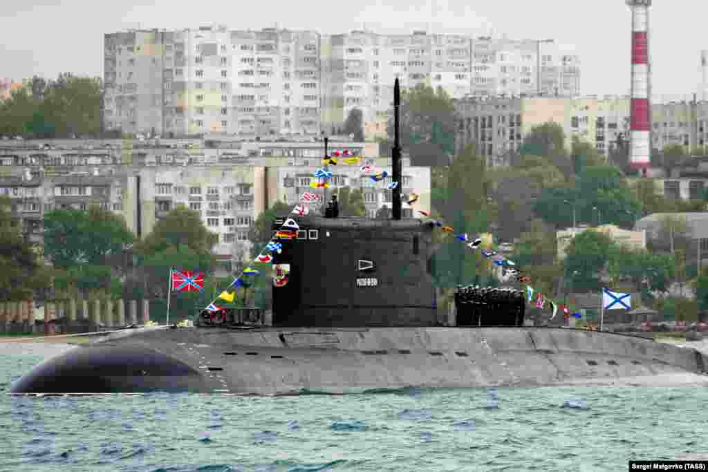 Дизель-электрическая подводная лодка «Ростов-на-Дону» видна у берегов Севастополя в мае 2020 г.    Дизель-электрическая подводная лодка «Ростов-на-Дону», спущенная на воду в 2014 году, также была поражена в ходе удара по Севастопольской военно-морской базе в сентябре 2023 года. Подлодка получила серьезные повреждения и будет либо выведена на ремонт на длительный срок, либо утилизирована.   В декабре 2015 года была сделана видеозапись, на которой видно, как подлодка выпустила шквал крылатых ракет «Калибр» по объектам «Исламского государства» в Сирии.