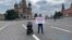 Дмитрий Бахтин и его сын Миша во время пикета на Красной площади, Москва, 30 августа 2023 года