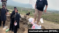 د دواړو غاړو له خوا یو بل ته نیول شوي مورچلونه اوس پولیسو، ملېشه ځواک او پوځ ته سپارل شوي دي.