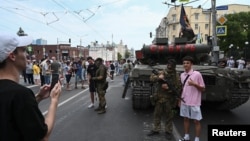 Жители Ростова фотографируются с наемниками ЧВК "Вагнер" в день захвата города. 24 июня 2023 года