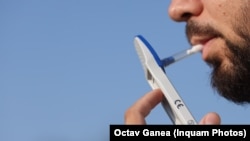 Un șofer suflă într-un drugtest în timpul unui control al Poliției Rutiere din august 2023.