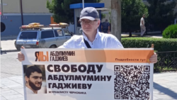 Заместитель главного редактора газеты "Черновик" Магомед Магомедов на пикете в поддержку журналиста Абдулмумина Гаджиева