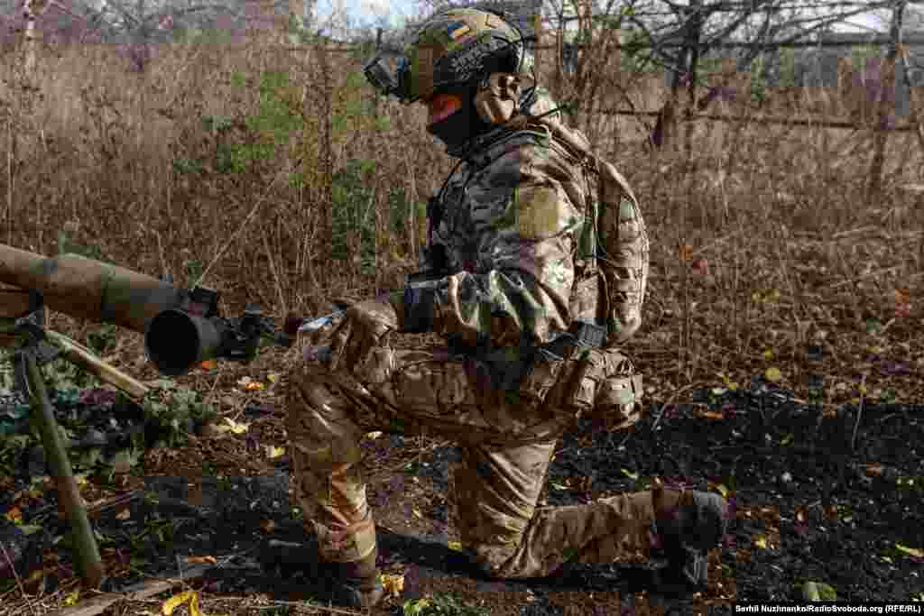 Російська армія намагається штурмувати позиції української армії, цей штурм відбивають. Таких штурмів тут щодня чимало, які спецпризначенці НГУ, ЗСУ, і інші підрозділи стримують, і наносять вогневі ураження російській армії, хоч сили і не рівні 