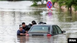شهروندان گرفتار در سیلاب مشهد
