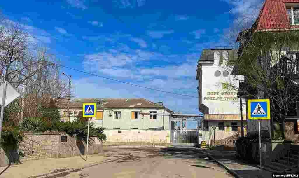 Здание на проходной Феодосийского торгового морпорта тоже с «застекленными» окнами