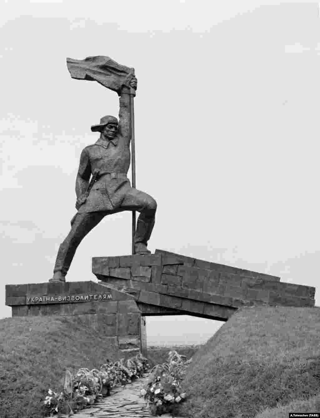 Этот памятник советской эпохи «освободителям Украины» в Ужгороде, Западная Украина, стоял на границе со Словакией. Его снесли в ноябре 2022 года  