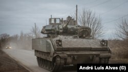 Американская боевая машина пехоты Bradley вблизи Авдеевки, иллюстративное фото