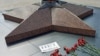 В листке с надписью "Нет войне", размещённом у Вечного огня, полиция и эксперты углядели "признаки отрицания факта использования Вооруженных Сил РФ (а равно и Красной Армии) в целях защиты интересов РФ (СССР)".