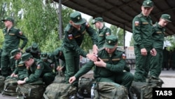 Призывники у сборного пункта военного комиссариата во время отправки к местам прохождения военной службы. Россия, Ростовская область, Батайск (иллюстративное фото)