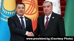 Эмомалӣ Раҳмон, раисҷумҳури Тоҷикистон бо Содир Ҷабборов (Жапаров), президенти Қирғизистон. Акс аз соли 2023