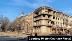 Разрушенные в результате военных действий дома в Мариуполе, март 2023 года