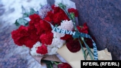 Цветы в знак памяти Алексея Навального у памятника жертвам политических репрессий в Петербурге